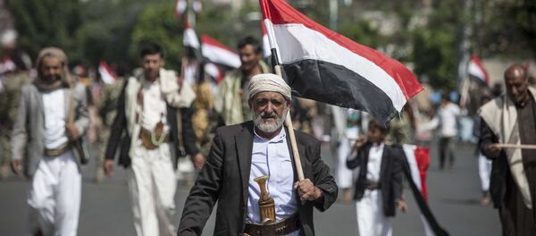 Man holds Yemen's flag during a ceremony to commemorate the 26th anniversary of Yemen's reunification, in Sanaa, Yemen (File) - Sputnik Türkiye