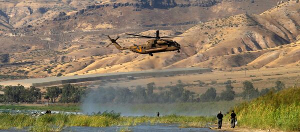 Taberiye Gölü üzerinde vurulduğu açıklanan İHA'yı arayan İsrail askerleri - Sputnik Türkiye