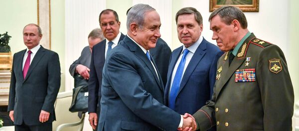 11 Temmuz 2018'de Kremlin'de Putin ile görüşen Netanyahu, Rusya Genelkurmay Başkanı Gerasimov ile el sıkışırken - Sputnik Türkiye