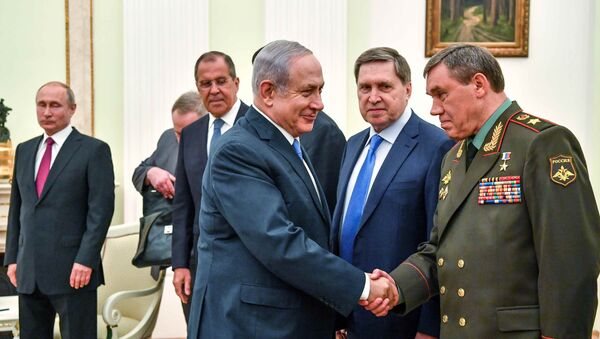 11 Temmuz 2018'de Kremlin'de Putin ile görüşen Netanyahu, Rusya Genelkurmay Başkanı Gerasimov ile el sıkışırken - Sputnik Türkiye