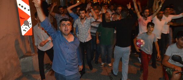 Kardeşine tecavüz ettiği iddiasıyla arkadaşını öldüren zanlının salınması için sokağa döküldüler - Sputnik Türkiye