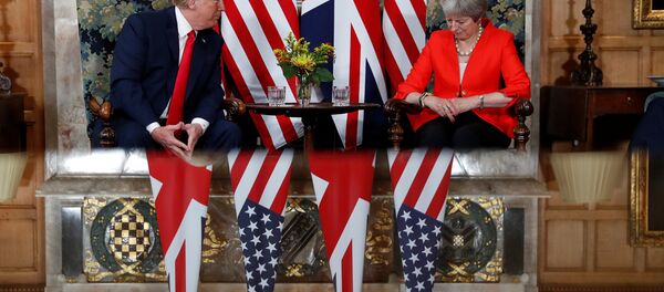ABD Başkanı Donald Trump ile İngiltere Başbakanı Theresa May, başbakanın yazlık konutu olan Buckinghamshire'daki Chequers'da görüştü (13 Temmuz 2018). - Sputnik Türkiye