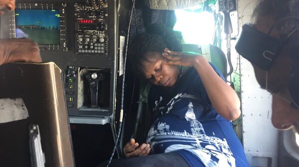 Çeşme'ye götürülen göçmenler, sağlık kontrollerinin ardından İl Göç İdaresi yetkililerine teslim edildi. - Sputnik Türkiye