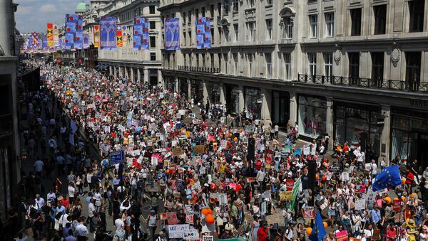 Trump'ın İngltere ziyareti Londra'da çoğunluğunu kadınların oluşturduğu on binlerce kişi tarafından protesto ediliyor. Bir festival havasında geçen prostesto gösterisine katılanlar ABD Başkanı'nı ırkçılık, kadın düşmanlığı ve işkenceyle suçlayan pankartlar taşıyor.  Portland Place'ten başlayıp Oxford Circus yönünde devam eden protestolara katılanlar yanlarında getirdikleri tencere, tava, düdük ve davullarla ses çıkartıyor - Sputnik Türkiye