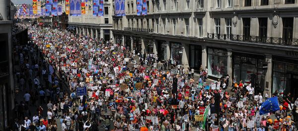 Trump'ın İngltere ziyareti Londra'da çoğunluğunu kadınların oluşturduğu on binlerce kişi tarafından protesto ediliyor. Bir festival havasında geçen prostesto gösterisine katılanlar ABD Başkanı'nı ırkçılık, kadın düşmanlığı ve işkenceyle suçlayan pankartlar taşıyor.  Portland Place'ten başlayıp Oxford Circus yönünde devam eden protestolara katılanlar yanlarında getirdikleri tencere, tava, düdük ve davullarla ses çıkartıyor - Sputnik Türkiye