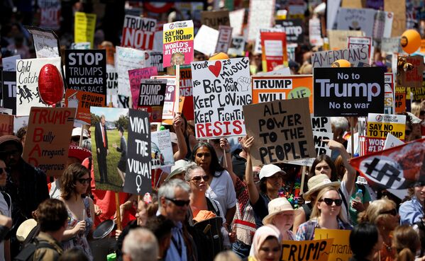 Trump'ın Kraliçe Elizabeth'le buluşacağı Windsor'da ve ziyaret etmesinin eklendiği İskoçya'da da eylemler planlanıyor.  Eylemlere katılan 42 yaşındaki Georgina Rose  Donald Trump bir kadın düşmanı, şoven, homofobik, yabancı düşmanı ve gericiliği teşvik ediyor. Ayrıca küçücük elleri var ifadesini kullandı. 32 yaşındaki Grant White adlı eylemci ise Ben Brexit ve Trump karşıtıyım. Bir faşizm dalgası var ve bundan kurtulmalıyız diye konuştu. - Sputnik Türkiye