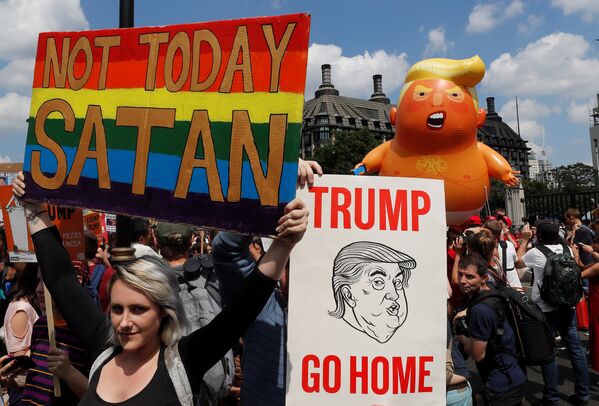 Protesto gösterileri sabah saatlerinde Parlamento meydanında toplanan kalabalığın 'Bebek Trump' balonunu uçurmasıyla başlamıştı. Eyleme katılan 25 yaşındaki ABD'li Brett Kirchner Bir Amerikalı olarak, bence bu harika. Bu barışçı bir eylem ve buna hak veren çok sayıda insan var. ABD'de bu eyleme kızacak bazı insanlar olabilir, bunu küstahça bulanlar olabilir. Ama benden fotoğraf göndermemi de istediler. Trump'ı herkes sevmiyor dedi. - Sputnik Türkiye