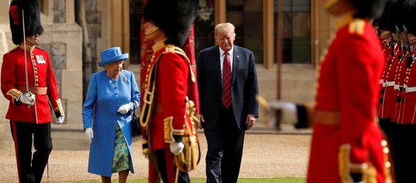 Donald Trump 13 Temmuz 2018'de Kraliçe Elizabeth tarafından Windsor Kalesi'nde ağırlandı. - Sputnik Türkiye