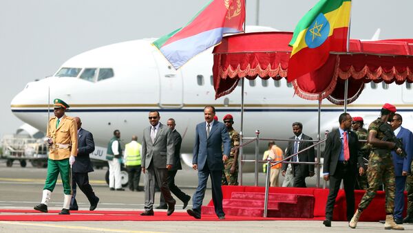 Addis Ababa'daki Bole Havalimanı'na inen Eritre Devlet Başkanı Isaias Afwerki'yi Etiyopya Başbakanı Abiy Ahmed karşıladı. - Sputnik Türkiye
