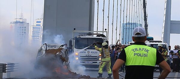 15 Temmuz Şehitler Köprüsü'nün Avrupa'dan Asya'ya geçiş kısmında sağ şeritten ilerleyen otomobilde çıkan yangın söndürüldü. - Sputnik Türkiye