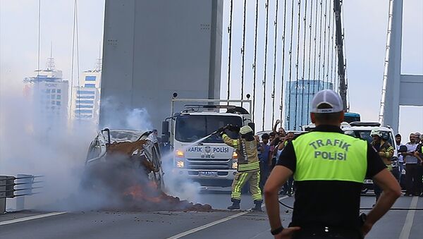 15 Temmuz Şehitler Köprüsü'nün Avrupa'dan Asya'ya geçiş kısmında sağ şeritten ilerleyen otomobilde çıkan yangın söndürüldü. - Sputnik Türkiye