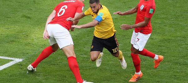 2018 Dünya Kupası'nda üçüncülük maçı: Belçika'nın 10 numarası Eden Hazard'a İngiltere'den Harry Maguire ve Jesse Lingard baskı yaparken - Sputnik Türkiye