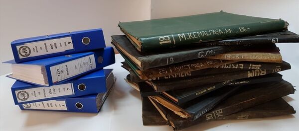 Bu yıl başlatılan Dijital Arşiv Projesi kapsamında, nüfus kayıtlarının elektronik ortama aktarılmasıyla veraset, tespit, aile bağlarının kurulması, nüfus kayıtlarının düzeltilmesi gibi olaylar nedeniyle açılan davalarda istenilen kayıtlara daha hızlı ve kolay ulaşılabilecek. Proje kapsamında bugüne kadar 100 milyon belge elektronik ortama aktarıldı. - Sputnik Türkiye