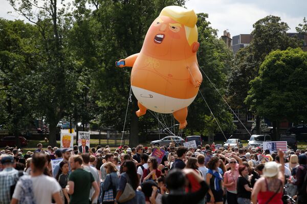 ABD Başkanı Donald Trump'ı simgeleyen şişme Trump bebek balonu Edinburgh'da uçuruldu - Sputnik Türkiye