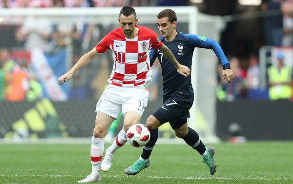 2018 FIFA Dünya Kupası'nın Fransa ile Hırvatistan arasındaki final maçında Hırvatistan takımından Marcelo Brozovic ve Fransız takımdan Antoine Griezmann - Sputnik Türkiye