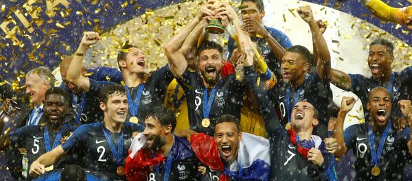 Fransa Milli Futbol Takımı, 2018 Dünya Kupası'nı kaldırdı - Sputnik Türkiye