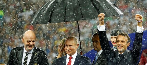 Rusya Devlet Başkanı Vladimir Putin, 2018 FIFA Dünya Kupası final maçının ardından FIFA Başkanı Gianni Infantino ve Fransa Cumhurbaşkanı Emmanuel Macron ile birlikte - Sputnik Türkiye