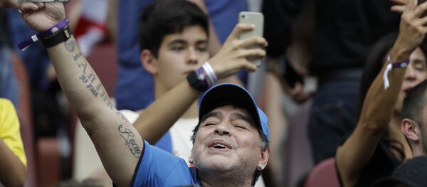 Maradona Hırvatistan-Fransa arasında oynanan 2018 Dünya Kupası'nın finalini tribünden izlerken Maradona Hırvatistan-Fransa arasında oynanan 2018 Dünya Kupası'nın finalini tribünden izlerken - Sputnik Türkiye