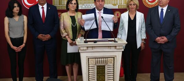 Tüzün, kurultay için toplanan imzaları gösterdi. - Sputnik Türkiye