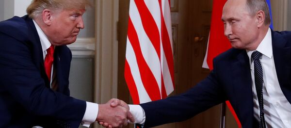Putin de Trump'la bire bir görüşmesinin basına açık kısmında, İlişkilerimiz ve dünyadaki pek çok ulusu ilgilendiren zor meseleler hakkında konuşmamızın zamanı gelmişti diye konuştu. Putin, Trump'a hitaben, Sizinle Finlandiya'nın konuksever topraklarında buluştuğum için memnunumifadesini kullandı. - Sputnik Türkiye