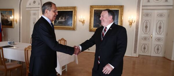 Lavrov ile Pompeo, ilk yüz yüze görüşmelerini gerçekleştirdi Lavrov ile Pompeo, ilk yüz yüze görüşmelerini gerçekleştirdi - Sputnik Türkiye