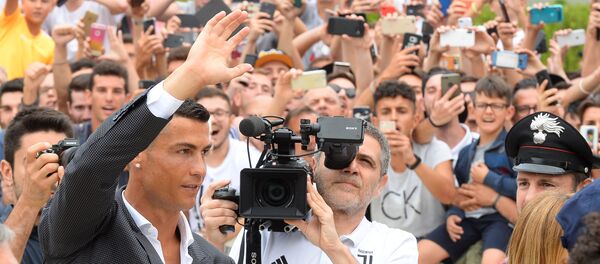 Ronaldo, Juventus'a imzayı atıyor - Sputnik Türkiye