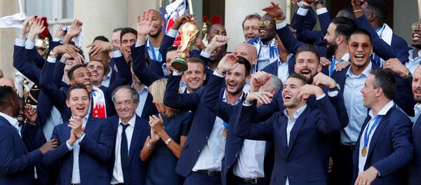 Dünya Kupası Elysee Sarayı'nda, Oueen'den 'We are the champions' çalıyor - Sputnik Türkiye