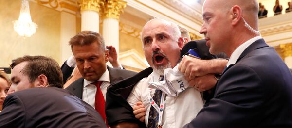 Putin-Trump ortak basın açıklamasının başlamasından önce salndan yaka paça dışarı atılan gazeteci Sam Hüseyni - Sputnik Türkiye