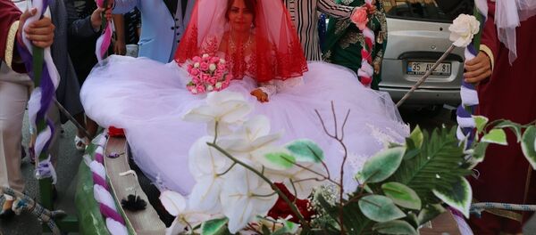 Düğünü için tekneyi karadan yürüttü - Sputnik Türkiye