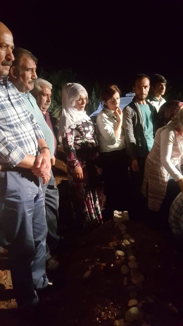 Demirören Haber Ajansı (DHA) HDP Diyarbakır milletvekilleri Musa Farisoğulları ve Remziye Tosun'un, PKK'lı Mehmet Yakışır'ın cenazesine katıldığı fotoğrafı paylaştı. - Sputnik Türkiye