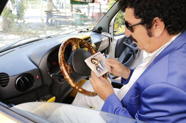 Gürses'e benzerliğinden para kazanmaya çalışmadığını söyleyen Çiçek, Dizi, film, reklam tekliflerine açığım ama öyle ucuza yok dedi. - Sputnik Türkiye