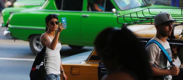 Küba'nın başkenti Havana'da cep telefonu kullanıcıları internet hizmetinden faydalanırken - Sputnik Türkiye
