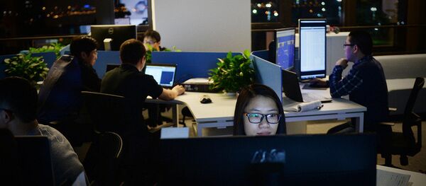 Çin'de geç saate kadar mesai yapan çalışanlar - Sputnik Türkiye