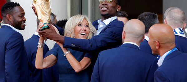 Fransa milli futbol takımı Dünya Kupası'nı Elysee Sarayı'na getirdi, davetin yıldızı Pogba first lady Brigitte Macron ile de şakalaştı (16 Temmuz 2018). - Sputnik Türkiye
