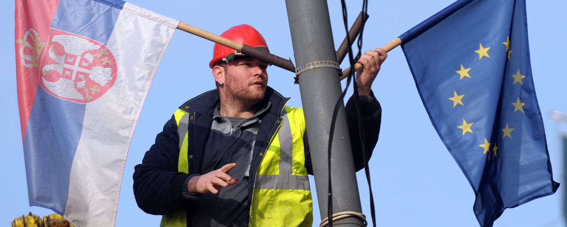 Sırbistan ve AB bayrakları - Sputnik Türkiye, 1920, 15.10.2025