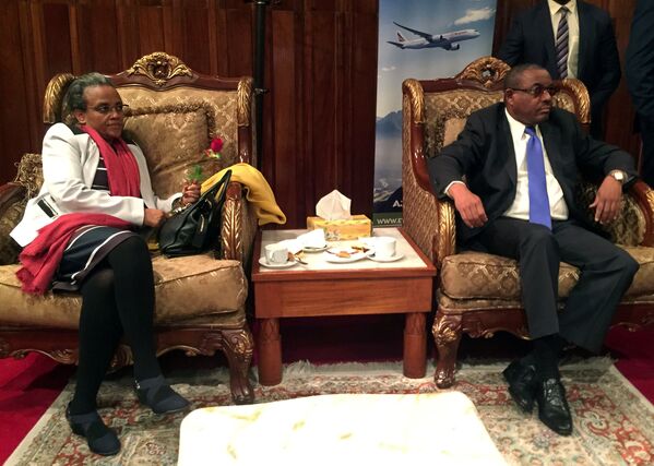 İlk uçuşun yolcuları arasında şubat ayında istifa eden eski Etiyopya Başbakanı Hailemariam Desalegn de vardı. Hailemariam  Birgün bunun gerçekleşeceğini biliyordum diye konuştu. Nisan ayında  Hailemariam'ın yerine geçen 42 yaşındaki yeni Başbakan Abiy Ahmed cezaevindeki muhalifleri serbest bırakmış ve 20 yıldır Eritre'yle donmuş olan ilişkilerin ardından bu ülkeyle barış yapma niyetini geçen ay duyurmuştu. - Sputnik Türkiye