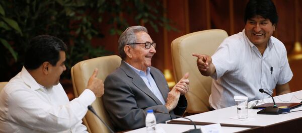 Küba'ın başkenti Havana'da yapılan 24. Sao Paulo Forumu'na katılan Venezüella Devlet Başkanı Nicolas Maduro,  Eski Küba Devlet Başkanı Raul Castro ve Bolviya Devlet Başkanı Evo Morales - Sputnik Türkiye