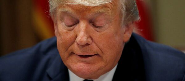 17 Temmuz 2018'de Beyaz Saray'da Kongre üyeleriyle toplantıya girmesi öncesi kağıttan bir metin okuyan Trump, Helsinki zirvesinde dilinin sürçtüğünü, aslında Rusya'nın seçimlere müdahale etmemesi için bir neden görmediğini söylemek istediğini savundu. - Sputnik Türkiye