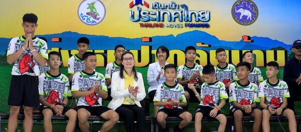 Tayland'daki mağaradan kurtarılan 12 çocuk ve antrenörleri ilk kez kameraların karşısında - Sputnik Türkiye