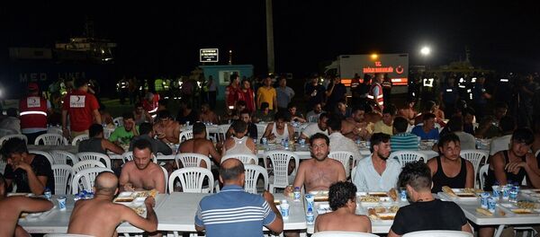 KKTC açıklarında kurtarılan 102 göçmen Mersin'e getirildi - Sputnik Türkiye