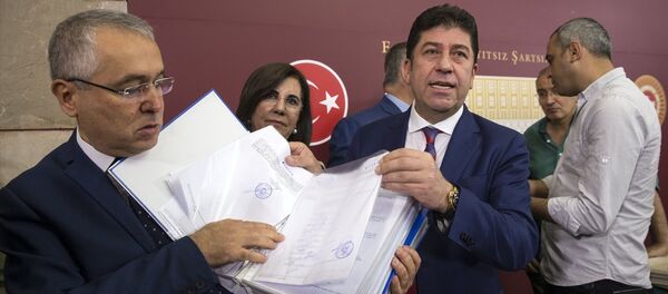 CHP'li Tüzün, delegelerin verdikleri imzaları basın mensuplarına gösterdi. CHP'li Tüzün, delegelerin verdikleri imzaları basın mensuplarına gösterdi. - Sputnik Türkiye