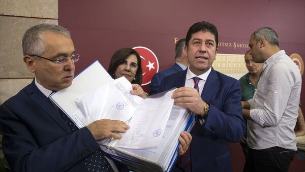 CHP'li Tüzün, delegelerin verdikleri imzaları basın mensuplarına gösterdi. - Sputnik Türkiye