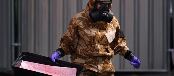 Amesbury'de inceleme yapan görevli Amesbury'de inceleme yapan görevli - Sputnik Türkiye