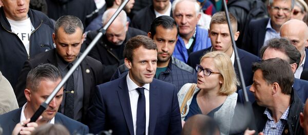 2017'deki kampanyası sırasında yaptığı bir gezi sırasında Cumhurbaşkanı Macron, güvenliğinden sorumlu olan Alexandre Benalla ile birlikteyken - Sputnik Türkiye