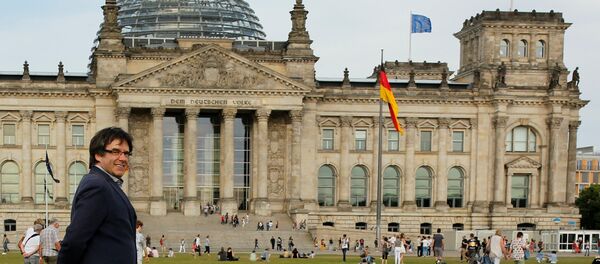 Eski Katalonya Başkanı Carles Puigdemont Berlin'de Bundestag'ın önünde - Sputnik Türkiye