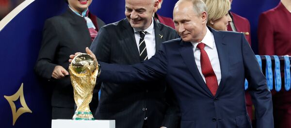 Rusya Devlet Başkanı Vladimir Putin ve FIFA Başkanı Gianni Infantino 2018 Dünya Kupası'nın altın kupasıyla - Sputnik Türkiye