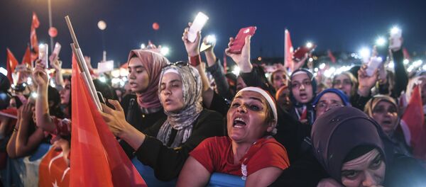 Cumhurbaşkanı Recep Tayyip Erdoğan, 15 Temmuz'un 2. senesinde köprüde konuştu. - Sputnik Türkiye