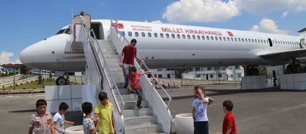 Eski uçak 'millet kıraathanesi' oldu - Sputnik Türkiye