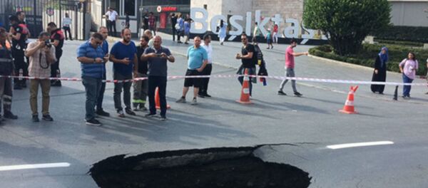 Dolmabahçe'de yol çöktü - Sputnik Türkiye