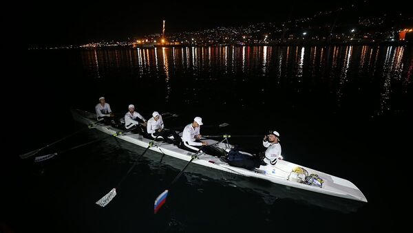 Rus kano sporcuları, denizde bir seferde en uzun yolculuğu yaparak Guinness Rekorlar Kitabı'na girebilmek için Trabzon'dan Karadeniz'e açıldı. - Sputnik Türkiye